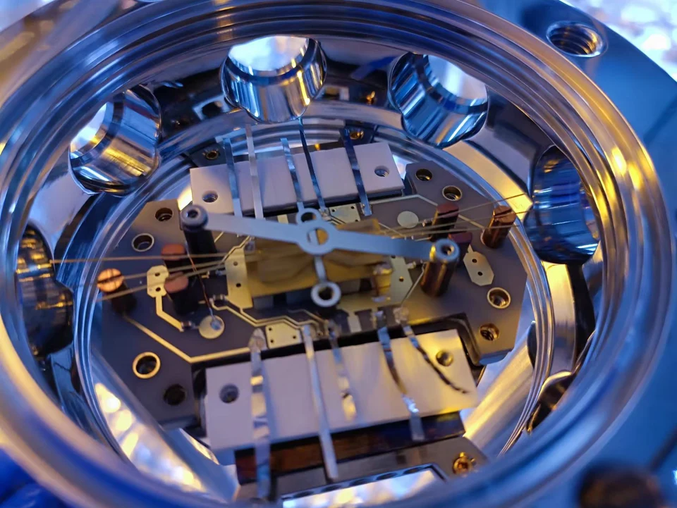 Assembly of a fiber cavity integrated with a needle ion trap inside the vacuum chamber.