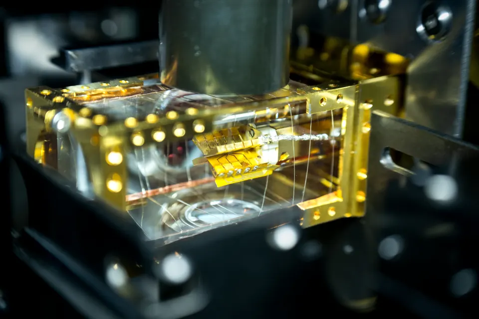 Miniaturized blade electrodes inside the glass cell.