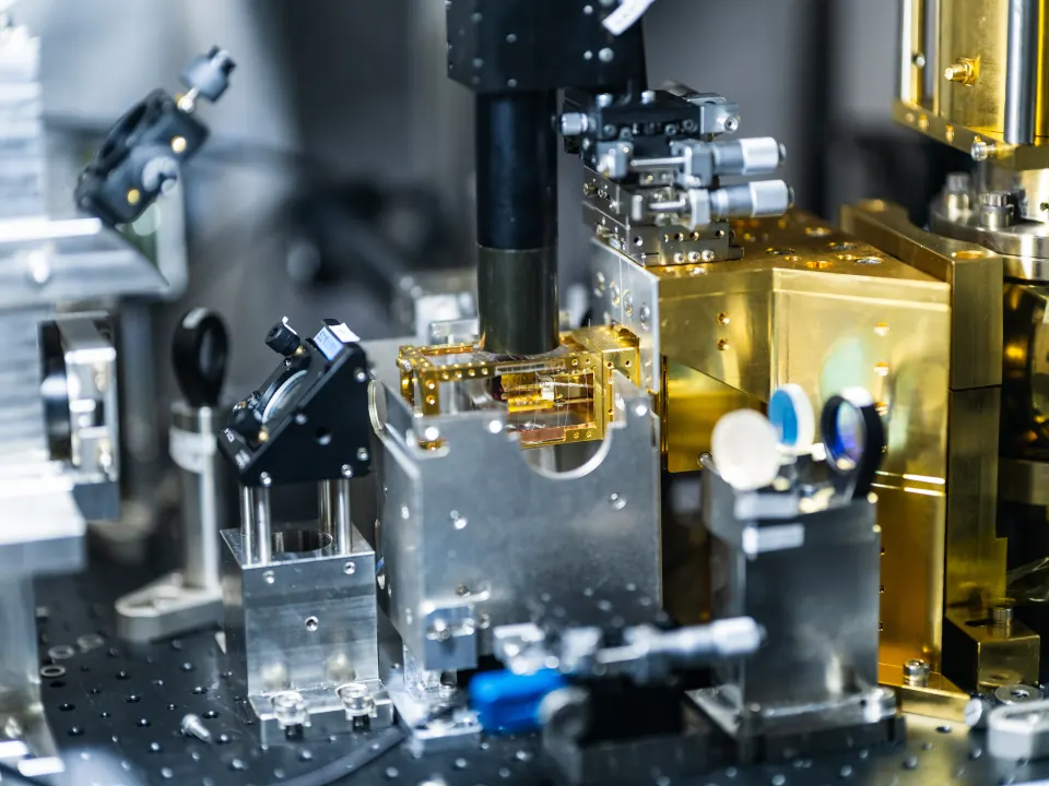 Optical access around the glass-cell trap and its surrounding objectives.