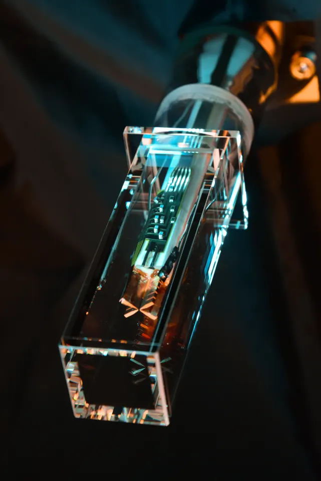 A close view of the electrode assembly inside the glass cell.